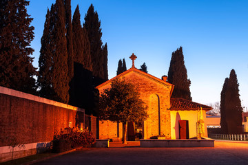 Chiesa adiacente il cimitero di Palazzolo Dello Stella, Udine, Friuli, Italia. Fotografia notturna.