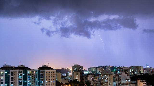 Imagens da chegada de uma tempestade com raios e chuva, na cidade durante a noite em Niter&oacute;i, Rio de Janeiro, Brasil