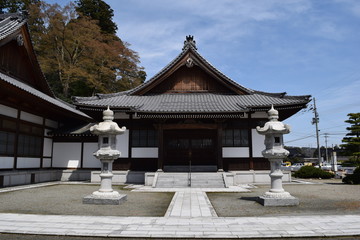 Naklejka premium 善法寺（ぜんぽうじ）／ 山形県鶴岡市にある善法寺は、2015年11月17日付で建造物６棟が正式に国の登録有形文化財になりました。登録された建造物は、江戸末期から明治の初めに建てられた龍王殿、五百羅漢堂、龍華庵、五重塔、山門、総門の６件です。善宝寺は平安時代、妙達上人が開いた龍華寺に始まる曹洞宗寺院であり、小田原の最乗寺、豊川の妙厳寺とともに曹洞宗三大祈願所のひとつです。