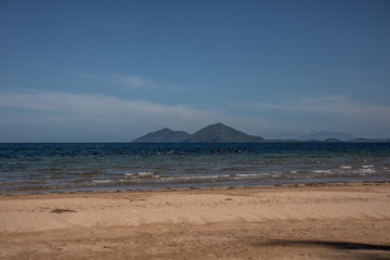 Fototapeta na wymiar Berge im Hintergrund Strand im Vordergrund