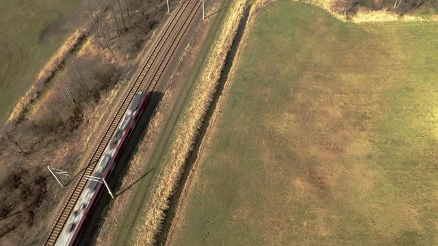 Luftaufnahme eines Personenzug auf einer zweigleisigen Strecke