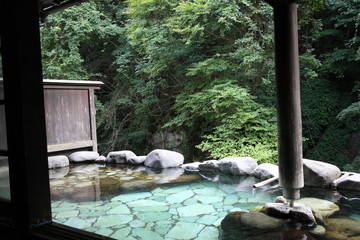 群馬県四万温泉にある旅館の川沿いにあるゆったりとした露天風呂