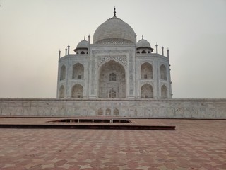 Fototapeta premium The Taj Mahal is an ivory-white marble mausoleum on the south bank of the Yamuna river in the Indian city of Agra.