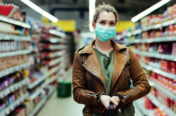 Obraz na płótnie Canvas Woman wearing protective mask while buying supplies in time of virus epidemic.