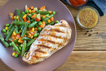 grilled chicken fillet with steamed vegetables and sauce