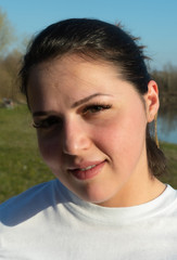 Junge schwarzhaarige Frau lächelt outdoor