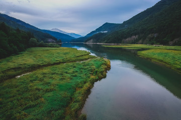 Obraz premium Piękna poranna panorama na Wiestalstausee z widoczną niebieską zimną wodą i mętnymi zielonymi plamami trawy wodnej.