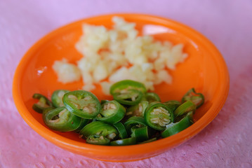 Garlic and chili condiment