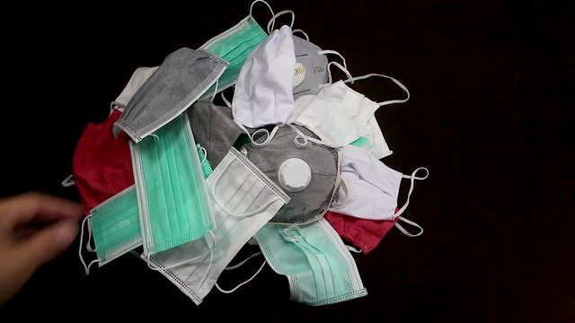 Scramble to pick up the mask,Because the mask is used to prevent rare and scarce diseases,