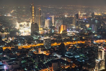 Fototapeta na wymiar マハナコーンタワーのスカイウォークから見るバンコクの夜景