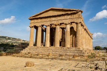 Fototapeta na wymiar Tempio della Concordia in Valley of the Temples near Agrigento, Sicily