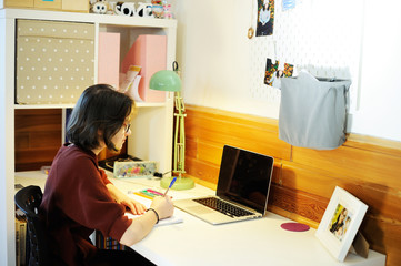 teenager girl distance education