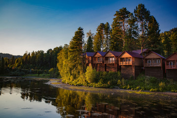 Obraz premium Cozy cabins in the forest near the river