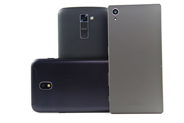 Schwarzes Smartphone auf wei&szlig;em Hintergrund