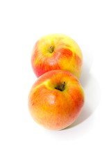 Frische Reife Äpfel auf weißem Hintergrund