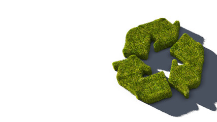 Recycling Symbol aus grünem Gras vor weißem Hintergrund