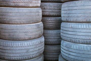 Ruedas usadas apiladas para ser trasladadas a un vertedero o planta de reciclaje a las afueras de un taller en Madrid, España.