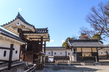 春の松本城の黒門の風景