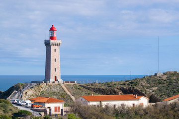 Fototapeta na wymiar lighthouse with the sea horizon in the back