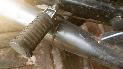 Motorcycle rear footrests, are above the pit hole