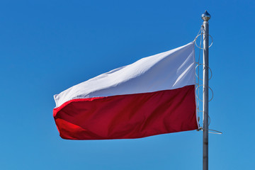 Detailansicht einer Flagge der Republik Polen