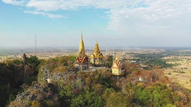 Le temple Phnom Sampov vu de face et de pr&egrave;s dans la r&eacute;gion de Battambang au Cambodge