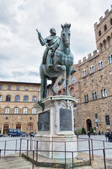 Fototapeta na wymiar Statua equestre di Cosimo I de' Medici a Firenze Piazza della Signoria