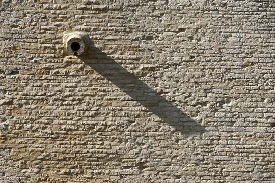 Mauer mit Wasserablass