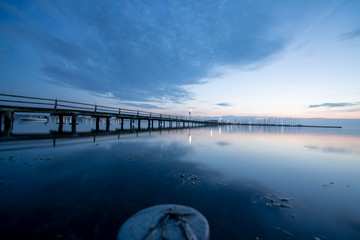 Langzeitaufnhahme einer K&uuml;stenlandschaft mit Holzsteg