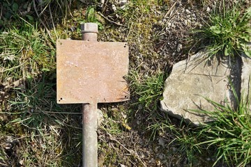 Altes rostiges Schild ohne Text