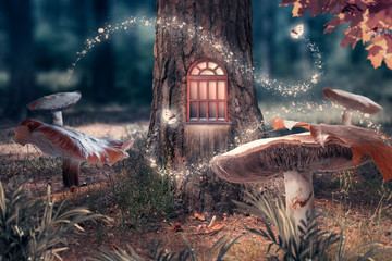 Forêt de conte de fées enchantée fantastique avec des champignons géants, une maison d& 39 elfe ou de gnome magique avec une fenêtre brillante dans un pin creux et des papillons magiques de conte de fées volants laissant un chemin avec des étincelles lumi