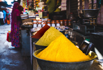 India; spezie; zafferano; curry; paprika;