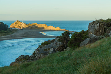 Fototapeta na wymiar ニュージーランド　ワイララパのキャッスル・ポイントのキャッスル・ロックから見える灯台とビーチ