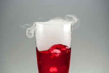 Rote Flüssigkeit mit Dampf im Glas