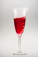Rote Flüssigkeit im Glas, dampfend