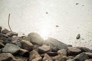 Steine am Strand mit Sonnenschein