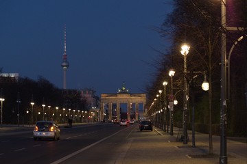 Berlin Brandenburger Tor / Fernsehturm von Straße des 17 Juni nacht