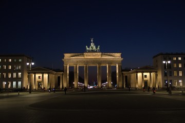 Fototapeta na wymiar Berlin Brandenburger Tor bei nacht beleuchtet normal