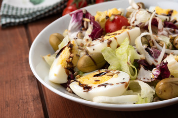 Insalata di uova con verdure fresche e semi vari