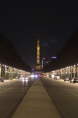 Berlin  Siegessäule Goldelse beleuchtet großer Stern bei nacht von 17 Juli aus 4 hochkant