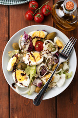 Insalata di uova con verdure fresche e semi vari