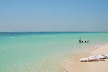 Fototapeta na wymiar Caribbean beach with calm and turquoise