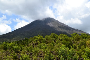 Fototapeta premium Volcan Arenal, Costa Rica, 5 aout 2012 : Superbe volcan Arenal dont le cone est couvert de lave noire