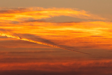 珍しい赤い飛行機雲