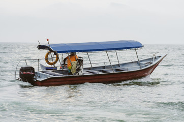 Obraz premium speed boat for island hoping activities moored on the Nipah Bay pangkor Island, Malaysia