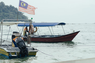 Obraz premium group of speed boat for island hoping activities moored on the Nipah Bay pangkor Island, Malaysia