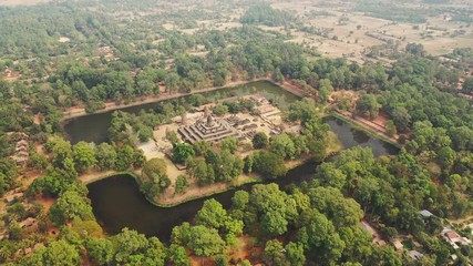 Le temple du Bakong vu de loin entouré de douves dans le domaine des temples de Angkor, vers Siem Reap, au Cambodge