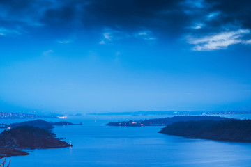 Ruch chmur w czasie niebieskiej godziny nad Oslofjord