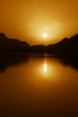 湖に映る夜明けの太陽