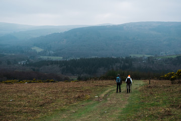 Dos senderistas caminando por el monte en un día de invierno en Irlanda